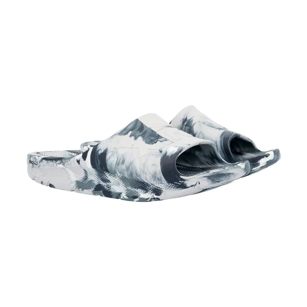 Apres Fish Slide, one-piece eco-conscious slide with a grey and white marbled pattern.